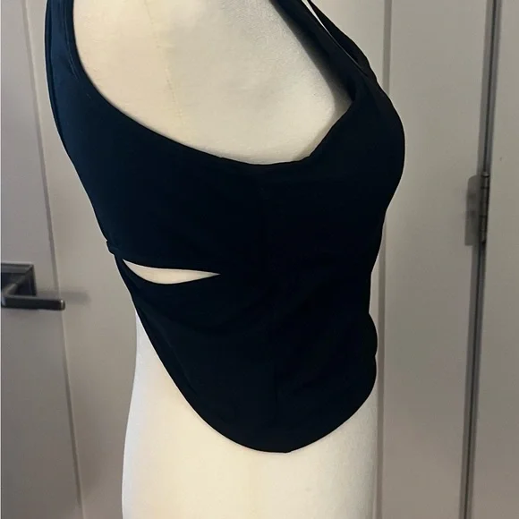 Black Sleeveless Cross-Back Yoga Top with Built in Bra - Picture 3 of 4